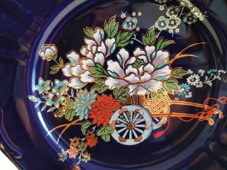 Plato decorativo azul con flores