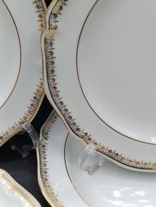 Conjunto de 7 platos de porcelana dorados