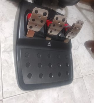 Volante Logitech G25 con Pedales