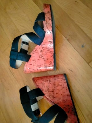 Sandalias cuña Bimba y Lola negras de tiras