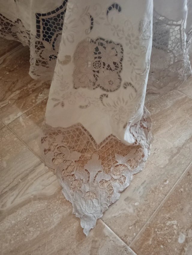 Colcha de lino bordada y encajes de burano a mano