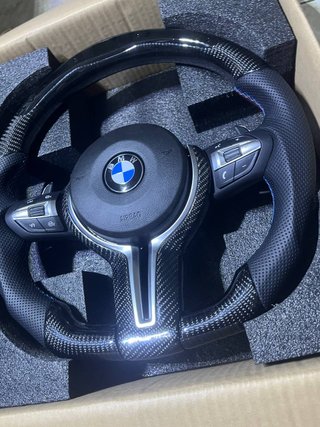 Volante BMW M Performance Carbono c/ display LED