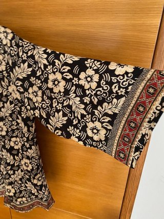 Chaqueta estampada floral negra, beige y roja