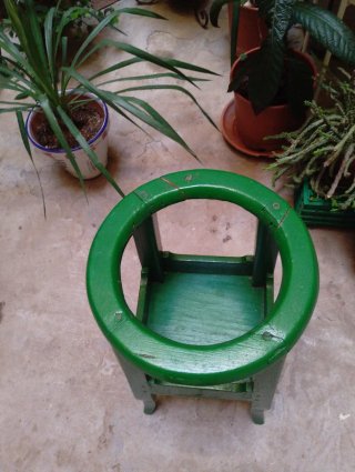 Pie para macetas de madera.