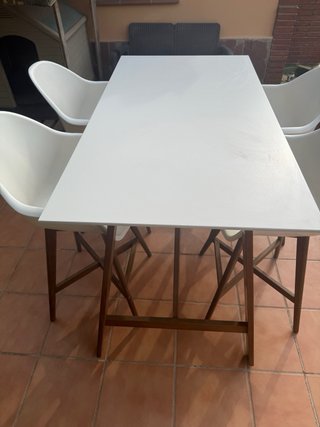 Mesa alta y 4 taburetes para jardín