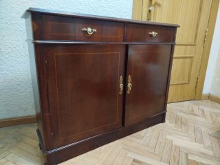 APARADOR CLÁSICO DE MADERA EN EXCELENTE ESTADO