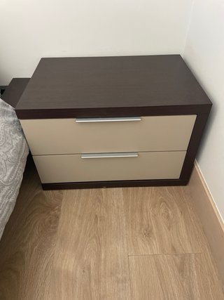Dormitorio: cabecero, mesitas y cómoda