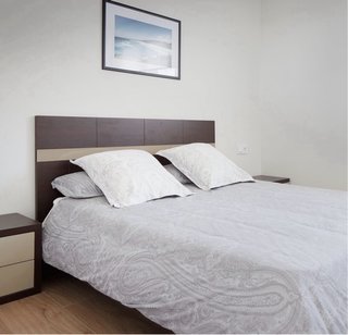 Dormitorio: cabecero, mesitas y cómoda