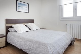 Dormitorio: cabecero, mesitas y cómoda