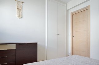 Dormitorio: cabecero, mesitas y cómoda