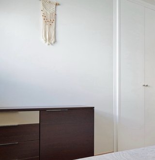 Dormitorio: cabecero, mesitas y cómoda