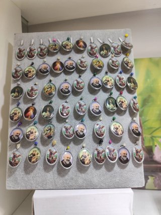 Expositor con 54 medallas religiosas