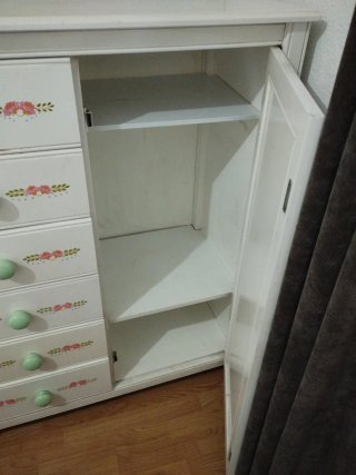 Mueble cajonera blanco con puertas