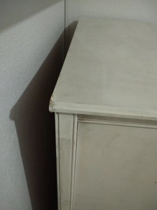 Mueble cajonera blanco con puertas