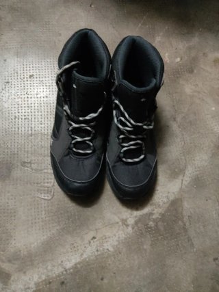 Botas de montaña Quechua negras y grises