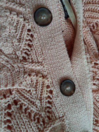 Chaqueta rosa de punto calado