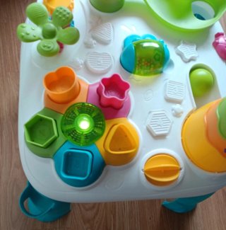 Mesa de actividades para bebé