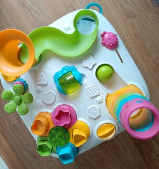 Mesa de actividades para bebé