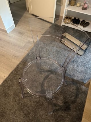 Silla tocador transparente con cojín blanco