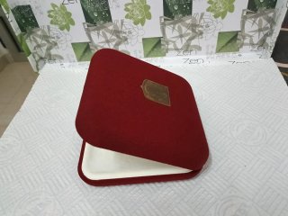 Joyero para collar rojo y blanco