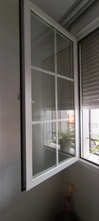 Ventana aluminio blanco abatible 1,38x0,61