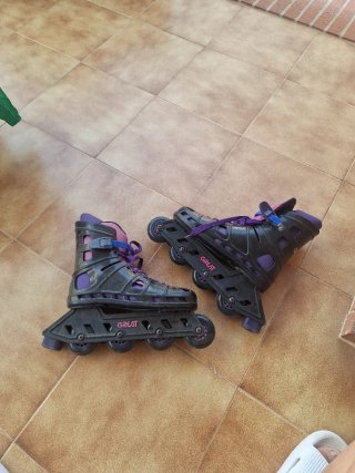 Monopattini neri e viola in linea