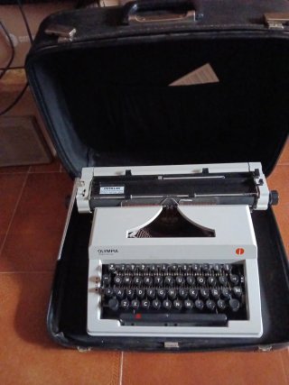 Máquina de escribir Olympia CUTILLAS
