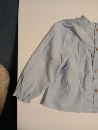 Blusa azul niña cuello volante