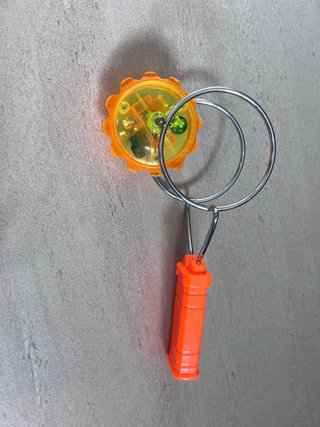 Juguete giratorio naranja