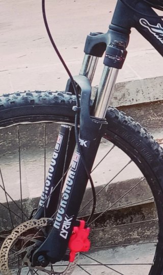 Bici MTB 26 Negra con detalles en rosa