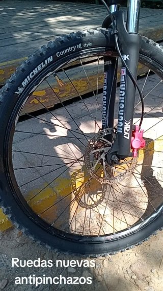 Bici MTB 26 Negra con detalles en rosa