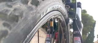 Bici MTB 26 Negra con detalles en rosa