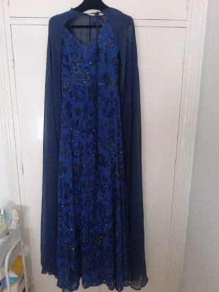 Vestido de fiesta azul con capa