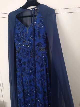 Vestido de fiesta azul con capa