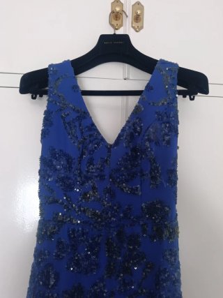 Vestido de fiesta azul con capa