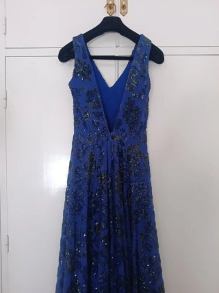 Vestido de fiesta azul con capa