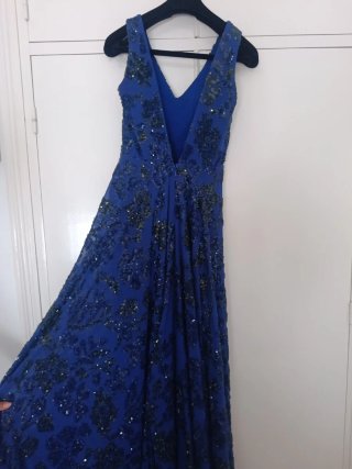 Vestido de fiesta azul con capa