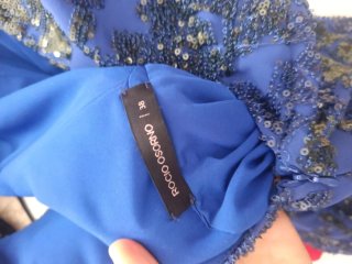 Vestido de fiesta azul con capa