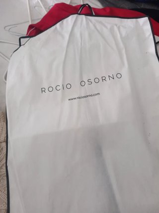 Vestido de fiesta azul con capa
