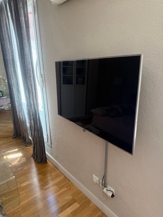 Televisión plana negra