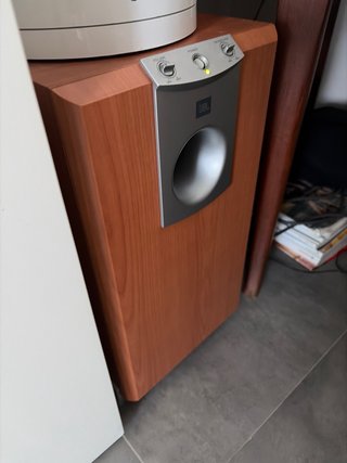 Mueble TV con TV y equipo de sonido