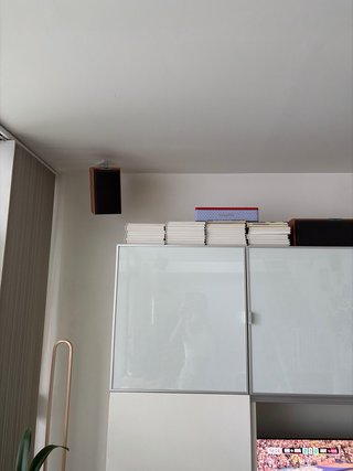 Mueble TV con TV y equipo de sonido