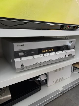Mueble TV con TV y equipo de sonido