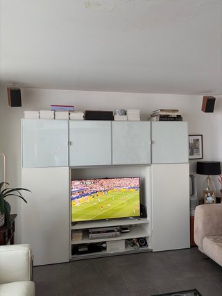 Mueble TV con TV y equipo de sonido