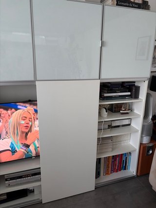 Mueble TV con TV y equipo de sonido