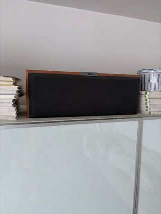 Mueble TV con TV y equipo de sonido