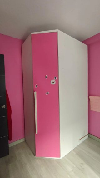 Armario vestidor blanco y rosa