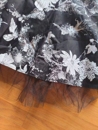 Vestido negro con flores blancas