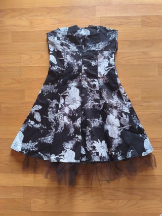 Vestido negro con flores blancas