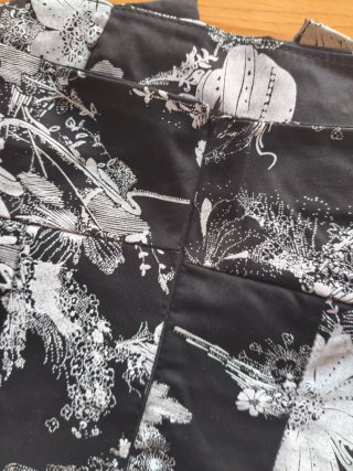 Vestido negro con flores blancas